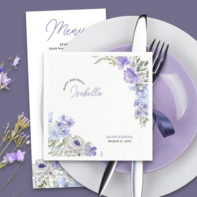 Lila floraler Happy Birthday Script Name Serviette (Personalized Birthday Party Napkins with pretty flowers in purple lilace and blue)