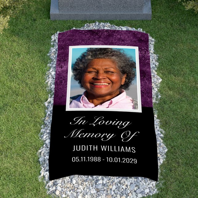 Lila Frau im Liegedenkernorm Banner (Purple Woman In Loving Memory Grave Cover Blanket Banner
)