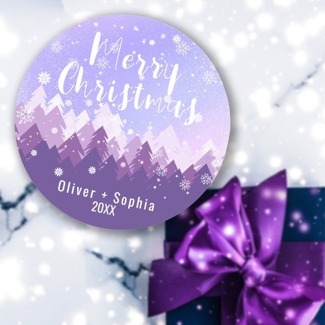 Lila froher Weihnachtsschneewald Runder Aufkleber (Von Creator hochgeladen)