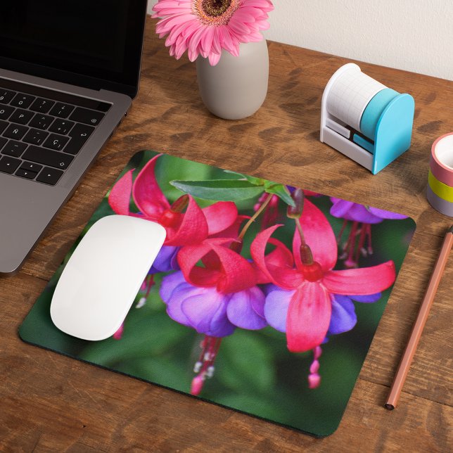 Lila Fuchsia mit rosa Sepalen Mousepad (In Situ)