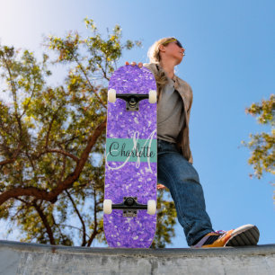 Lila funkelnder Glitzer mit Monogramm Skateboard