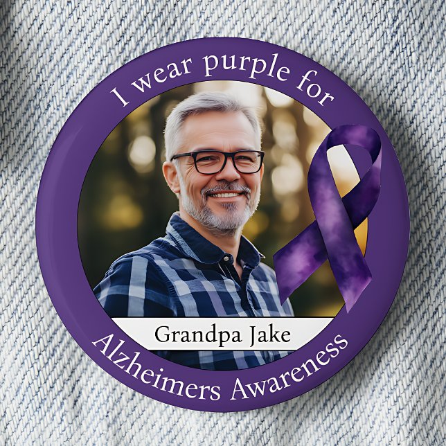 Lila für Alzheimers Awareness Foto Button (I wear purple for Alzheimers Awareness purple ribbon photo pinback button.)