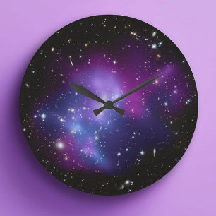 Lila Galaxienhaufen Wanduhr