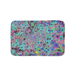 Lila Garten mit psychedelischen Aquamarin-Blumen Badematte