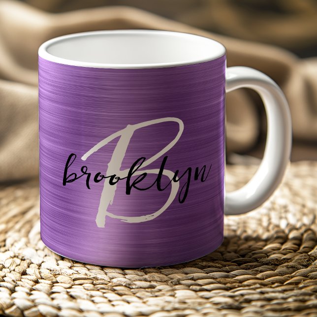 Lila gebürstetes Schwarz-weißes Script Monogram Kaffeetasse (Von Creator hochgeladen)