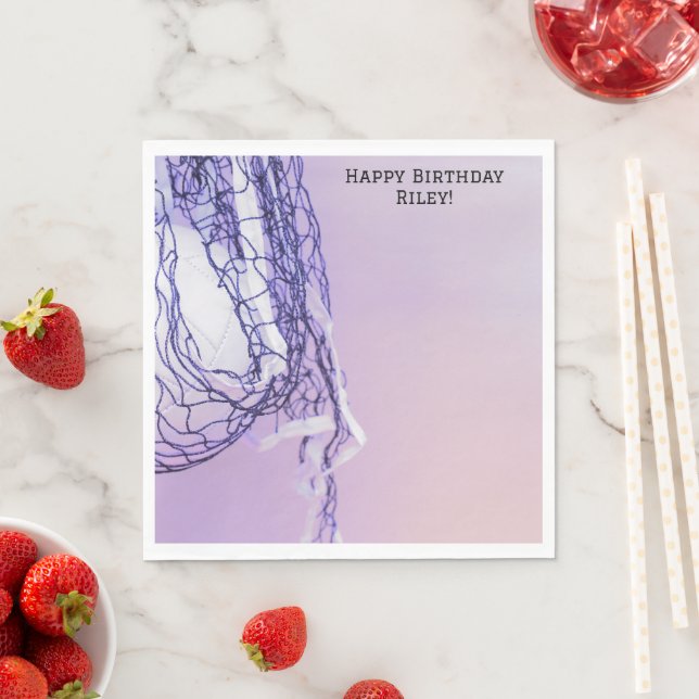 Lila Geburtstagsnetz und Volleyball Serviette (Beispiel)