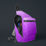 Lila geometrisches Gefälle Crossbody Bag<br><div class="desc">Lila Gefälle geometrisches Messmuster Druckbeutel. Coole Mode-Accessoires-Tasche für sie. Lila Dreieck geometrisches Mesh mit Licht bis dunkel ombre Farbverlauf Design.</div>