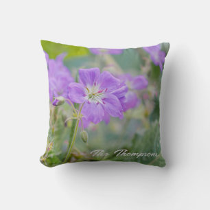 Lila-Geranien-Wildblumenfoto mit Familienname Kissen