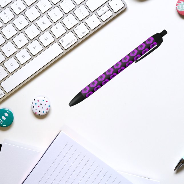 Lila Geranium auf schwarzfloralem Muster Kugelschreiber (In Situ)