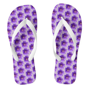 Lila Geranium Blume Nahtloses Muster auf Flip Flops