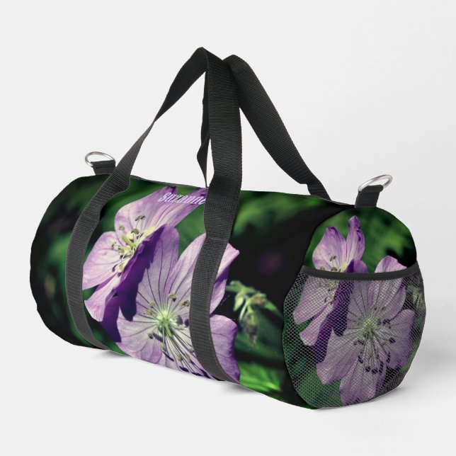 Lila Geranium-Blume Personalisiert Duffle Bag (Rechte Ecke)