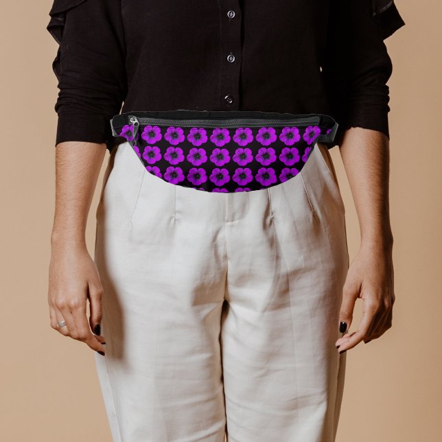 Lila Geranium-Blumenmuster auf Schwarz Bauchtasche (In Situ)