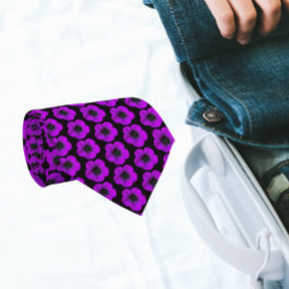 Lila Geranium-Blumenmuster auf Schwarz Krawatte