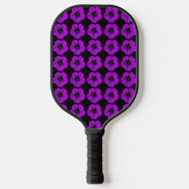 Lila Geranium-Blumenmuster auf Schwarz Pickleball Schläger