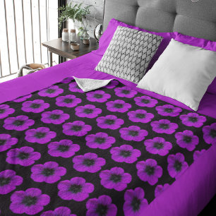 Lila Geranium-Blumenmuster auf Schwarz Sherpadecke