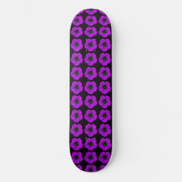 Lila Geranium-Blumenmuster auf Schwarz Skateboard