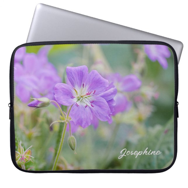 Lila Geranium-Wildblume-Foto mit Individuelle Name Laptopschutzhülle (Vorderseite)