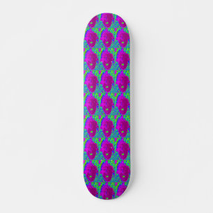 lila Gesicht auf grünem Skateboard