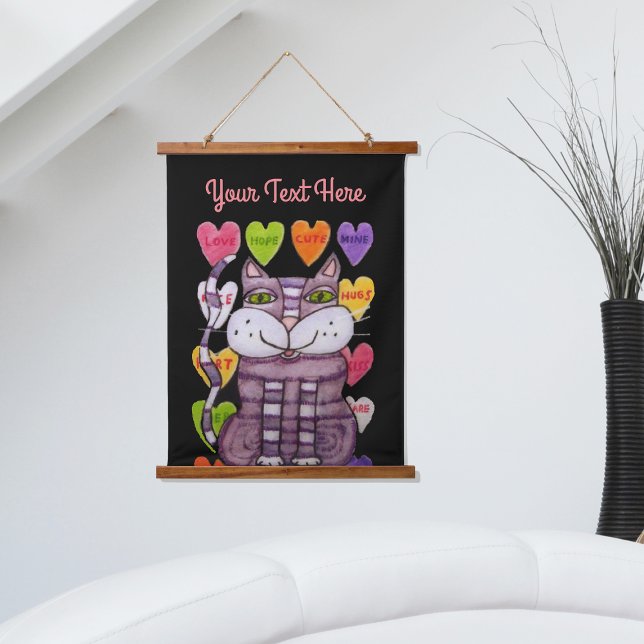 Lila gestreifte Katze Valentine Candy Hearys Black Wandteppich Mit Holzrahmen (Purple striped cat wall of bright Valentine candy hearts with sayings on black wall tapestry.)