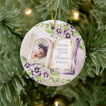 Lila gewebtes Foto Einzigartiges Taufen Keepake Keramik Ornament<br><div class="desc">Dieses Design ist insofern einzigartig, als es innerhalb der Seiten eines Buches mit einem gewölbten Foto Ihres Kleinen zu dem links zwischen einem Bett aus lila Veilchen eingebettet ist. Der Text Erholungen auf der Buchseite rechts mit einem goldfarbigen Dreifaltigkeitskreuz oben rechts. Der Gesamtausdruck des Designs wurde (mit Ausnahme des Fotos)...</div>