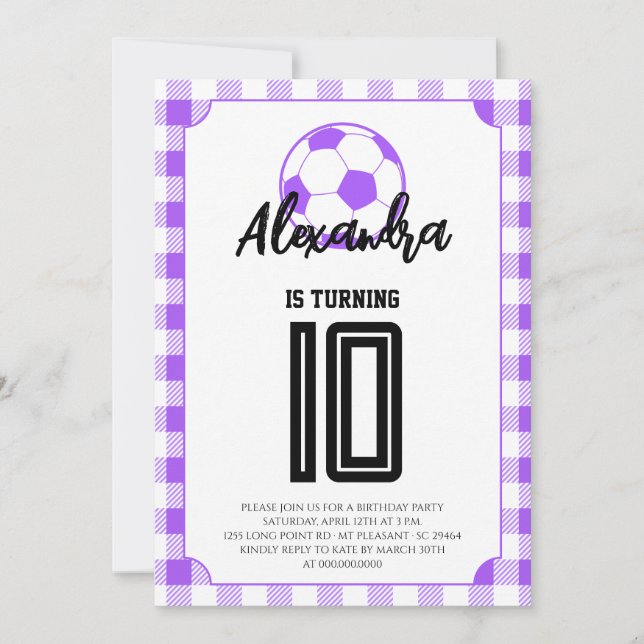 Lila Gingham Fußball Mädchen Geburtstag Einladung (Vorderseite)