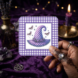 Lila Gingham Halloween Hexenhut & Fledermäuse Quadratischer Aufkleber