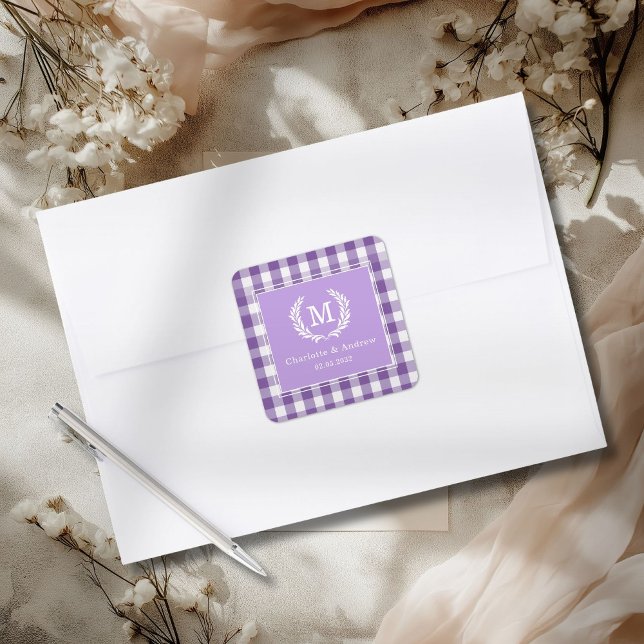 Lila Gingham Monogram Wappen Custom Quadratischer Aufkleber (Custom
Purple Gingham Monogram Crest Custom Square Sticker)
