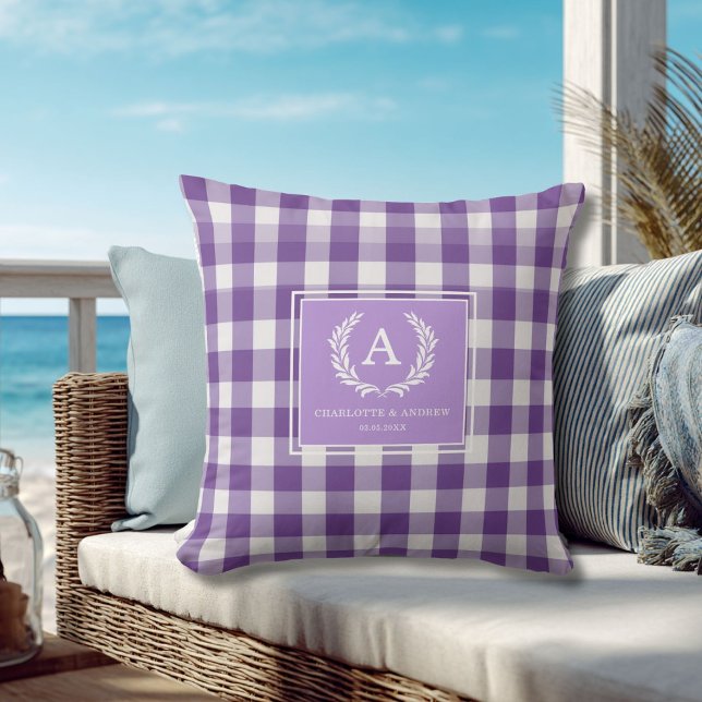 Lila Gingham Monogram Wappen Kissen (Purple Gingham Monogram Crest Throw Pillow)