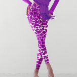 Lila Giraffe Leggings<br><div class="desc">Diese Leggings sind wunderschön mit einem faszinierenden Giraffenmuster gestaltet und bieten eine einzigartige und stilvolle Ergänzung zu Ihrem Kleiderschrank. Das Muster zeigt die markanten und eleganten Flecken, die für Giraffen charakteristisch sind, und schafft so einen raffinierten und auffälligen Look. Die Leggings sind aus einem hochwertigen, dehnbaren Stoff gefertigt, der eine...</div>