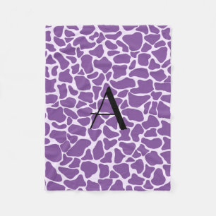 Lila Giraffendruck des Monogramms Fleecedecke