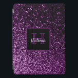Lila Glitzer glänzend Glam mit Monogramm iPad Pro Hülle<br><div class="desc">Tief lila Imitate Glitzer-Verlauf. Für Alltagsglanz und Luxus. Für Jugendliche und Frauen. Ein schwarzer und lila Rahmen mit Platz für Ihren Namen und Monogramm-Buchstaben. Der Name ist in hellrosa mit einem modernen handgeschriebenen Stilskript geschrieben. Der Monogramm-Brief in lila.</div>