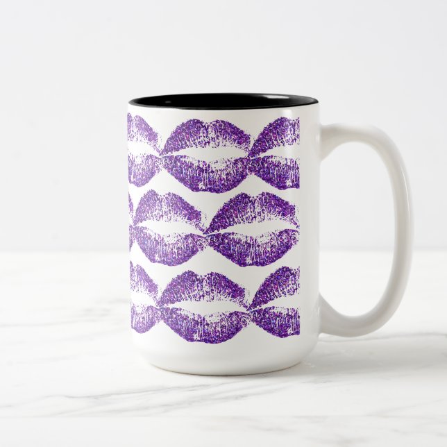 Lila Glitzer Lippen #3 Zweifarbige Tasse (Rechts)
