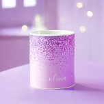 Lila Glitzer Monogram Name Luxury Girl Kaffeetasse<br><div class="desc">Lila Imitate Foil metallic Sparkle Glitzer gebürstete Metal Monogram Name Coffee Cup oder Tasse. Das macht den perfekten 16 Geburtstag,  Hochzeit,  Brautparty,  Jubiläum,  Babydusche oder Junggeselinnen-Abschied Geschenk für jemanden,  der Lieben glamourösen Luxus und schicke Stile.</div>