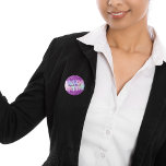 Lila Glitzer rosa, benutzerdefinierter holografisc Button<br><div class="desc">Ein Regenbogen,  einfarbiger holografischer Hintergrund. Dekoriert mit rosa und lila Imitaten Glitzer Tropfen,  Farbe Tropflook. Personalisieren und fügen Sie einen Namen,  geschrieben mit einem mädchenhaften modernen handgeschriebenen Stil Skript. Lila Buchstaben.</div>