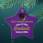 Lila Gold Graduate Custom 2025 Abschluss Star Keramik Ornament<br><div class="desc">Dieses moderne,  lila und goldene Weihnachtsgeschmuck im Abschluss zeigt die klassische Typografie Ihrer Universität oder den Namen der Uni für die Klasse von 2025. Anpassen mit Ihrem geschlossen Jahr unter der schicken handgeschriebenen Drehbuch und schwarzen Graduiertenkappe für ein großes personalisiertes Graduiertengeschenk</div>