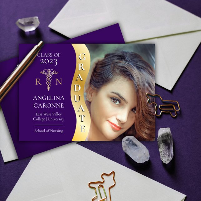 Lila Gold Graduate Wave Caduceus RN Nursing Grad Ankündigung (Von Creator hochgeladen)