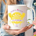 Lila Gold Individuelle Name Darts Queen Coffee Tas Kaffeetasse<br><div class="desc">Die Lila Gold Family Individuelle Name Darts Queen Coffee Tasse ist ein stilvolles und praktisches Geschenk, das eine Lila Gold Individuelle Name Dart Master Coffee Tasse hinzufügt, ist eine einzigartige und personalisierte Geschenkidee für Dartfans oder Familienmitglieder, die gerne spielen. Das individuell gestaltete Schwarz-Weiß-Design erlaubt es, eine persönliche Touch mit Namen,...</div>