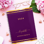 Lila Goldname: Minimalist 2025 Planer<br><div class="desc">Stilvoll gürtelig und feminin dunkelfarbener lila Hintergrund mit einem vergoldeten Rahmen aus Imitaten. Personalisieren und fügen Sie ein Jahr, Namen und Titel hinzu. Ein Planer für die Organisation von Geschäftskunden, für Listen oder für Ihr tägliches Leben. Der Name wird mit einem großen angesagten, handgeschriebenen Skript mit Swashes geschrieben. Um die...</div>