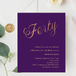 Lila Goldskript - Einladung zum 40. Geburtstag<br><div class="desc">Ein modernes,  stilvolles Party zum 40. Geburtstag. Ein lila Hintergrund und das Wort "Vierzig" mit eleganten,  großen Schriftzeichen in Imitat Gold geschrieben. Personalisieren und fügen Sie einen Namen und Party-Details hinzu. 1 Blatt = 1 Einladung mit Druckkante bis Kante.</div>