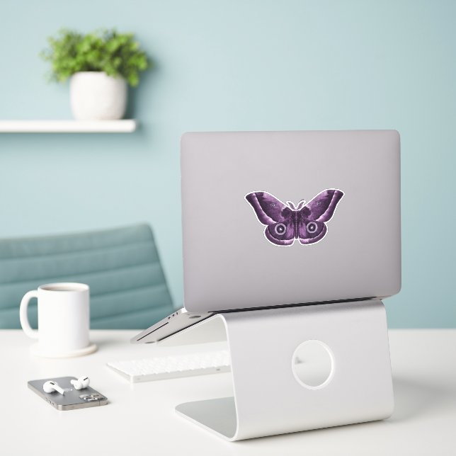 Lila Gothic Moth Aufkleber (Laptop auf Schreibtisch)