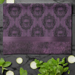 Lila gotischer Chic | Eggplant und Schwarze Schäde Geschirrtuch<br><div class="desc">Der Alltag ist Halloween! #goth Vintag,  dramatische und edgy grunge inspirierte dunklen und mooody Schmuckton mit schwarz gerahmtem Schädelmuster. Für die Produktkoordination besuchen Sie bitte das JustFharryn Zazzle Geschäft. Alle Rechte vorbehalten. #zazzlemade</div>