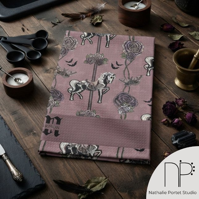 Lila-gotisches Karussellpferd Geschirrtuch (This Mauve Gothic Carousel Horse Kitchen Towel features hand-drawn chic noir kitchen decor art)