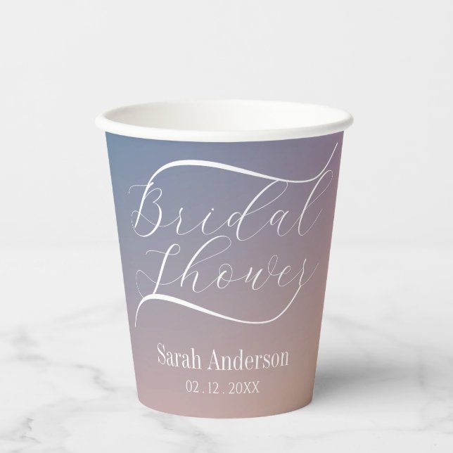 Lila Gradient Ombre Script-Brautparty Pappbecher (Vorderseite)