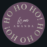 Lila Green Christmas Ho Ho Ho ID1009 Runder Aufkleber<br><div class="desc">Wenn Sie sich fragen, welche Farbkombinationen Sie für Ihre Weihnachtsdekoration und Geschenkartikel in diesem Jahr auswählen sollten, habe ich Sammlungen von aufeinander abgestimmten Mustern erstellt, um das Leben ein wenig leichter zu machen. Dieses elegante Weihnachtstypografie-Design zeigt 'Ho Ho Ho Ho' in einem runden Muster in hellolivgrün, auf der Hintergrundfarbe Ihrer...</div>