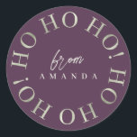Lila Green Christmas Ho Ho Ho ID1009 Runder Aufkleber<br><div class="desc">Wenn Sie sich fragen, welche Farbkombinationen Sie für Ihre Weihnachtsdekoration und Geschenkartikel in diesem Jahr auswählen sollten, habe ich Sammlungen von aufeinander abgestimmten Mustern erstellt, um das Leben ein wenig leichter zu machen. Dieses elegante Weihnachtstypografie-Design zeigt 'Ho Ho Ho Ho' in einem runden Muster in hellolivgrün, auf der Hintergrundfarbe Ihrer...</div>
