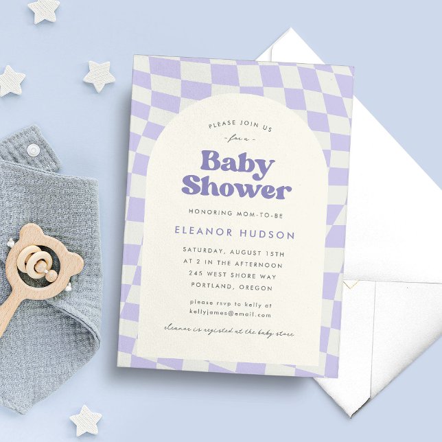 Lila Groovy 70er Checkerboard Babydusche Einladung (groovy baby shower invitation with wavy checkerboard pattern in lilac)