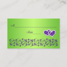 Lila, grüne Platzkarte und Verbundene Herzen