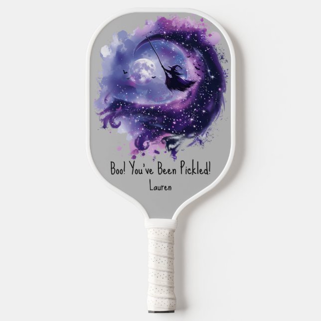 Lila Halloween Hexe auf einem Broom Fledermäuse Vo Pickleball Schläger (Vorderseite)