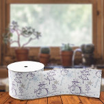Lila Hand Drawn Christmas Snowman Ripsband<br><div class="desc">Die Winterfarben lila und hellblau werden bei diesem Schneemann nahtlos verpacktes Papier verwendet. Handgezeichnete Abbildung eines niedlichen Schneemanns mit Oberhut,  Schal und Karottennase. Er steht auf einem Schneehügel in der Nähe eines Weihnachtsbaumes mit einem Stern. "Frohe Weihnachten!" ist inbegriffen.</div>