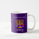 Lila HANUKKAH Monogramm Kaffeetasse<br><div class="desc">Elegante, stilvolle lila HANUKKAH Kaffee-Tasse, entworfen mit Imitaten goldene Menorah, farbenfrohe Stern von David und silberfarbenen dreidel plus CUSTOMIZABLE MONOGRAM und GREETING in Hebräisch, sodass Sie Ihre Initialen hinzufügen und Ihren eigenen Gruß. Im Hintergrund ist ein subtile Fliesenmuster des David-Sterns zu sehen. Diese Hanukkah Monogramm Kaffeemaschine wurde speziell für Hanukkah...</div>